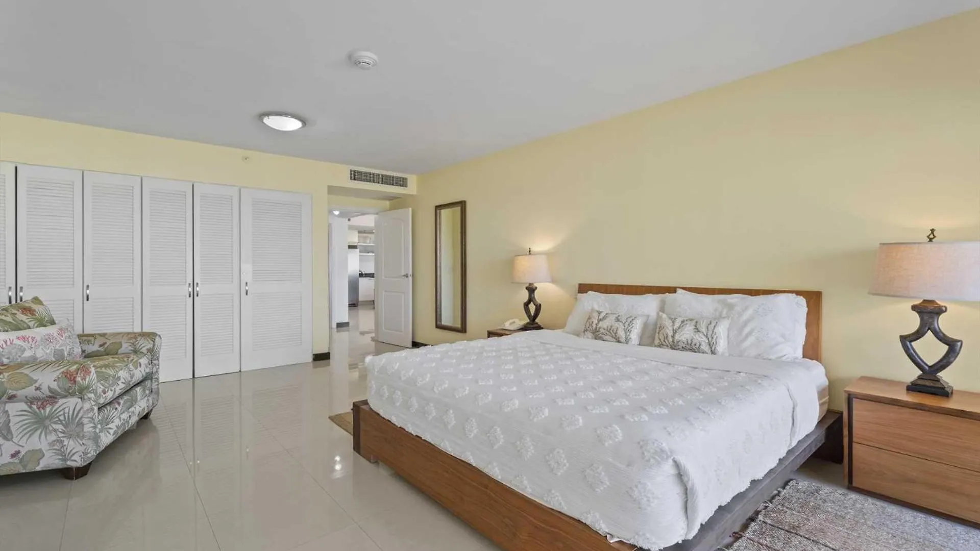 Beachfront -Bella Vista Penthouse 2Br Condo - E523 棕榈滩
