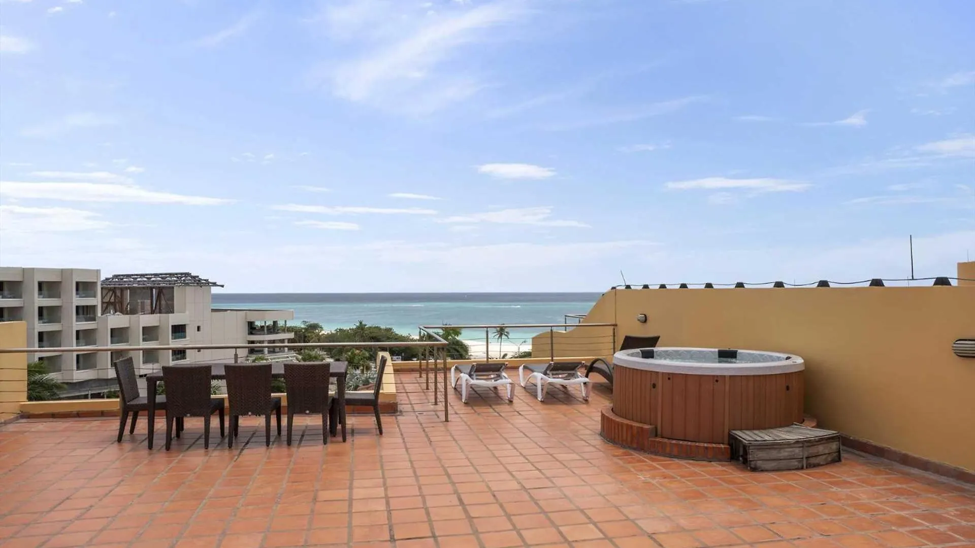 Beachfront -Bella Vista Penthouse 2Br Condo - E523 棕榈滩