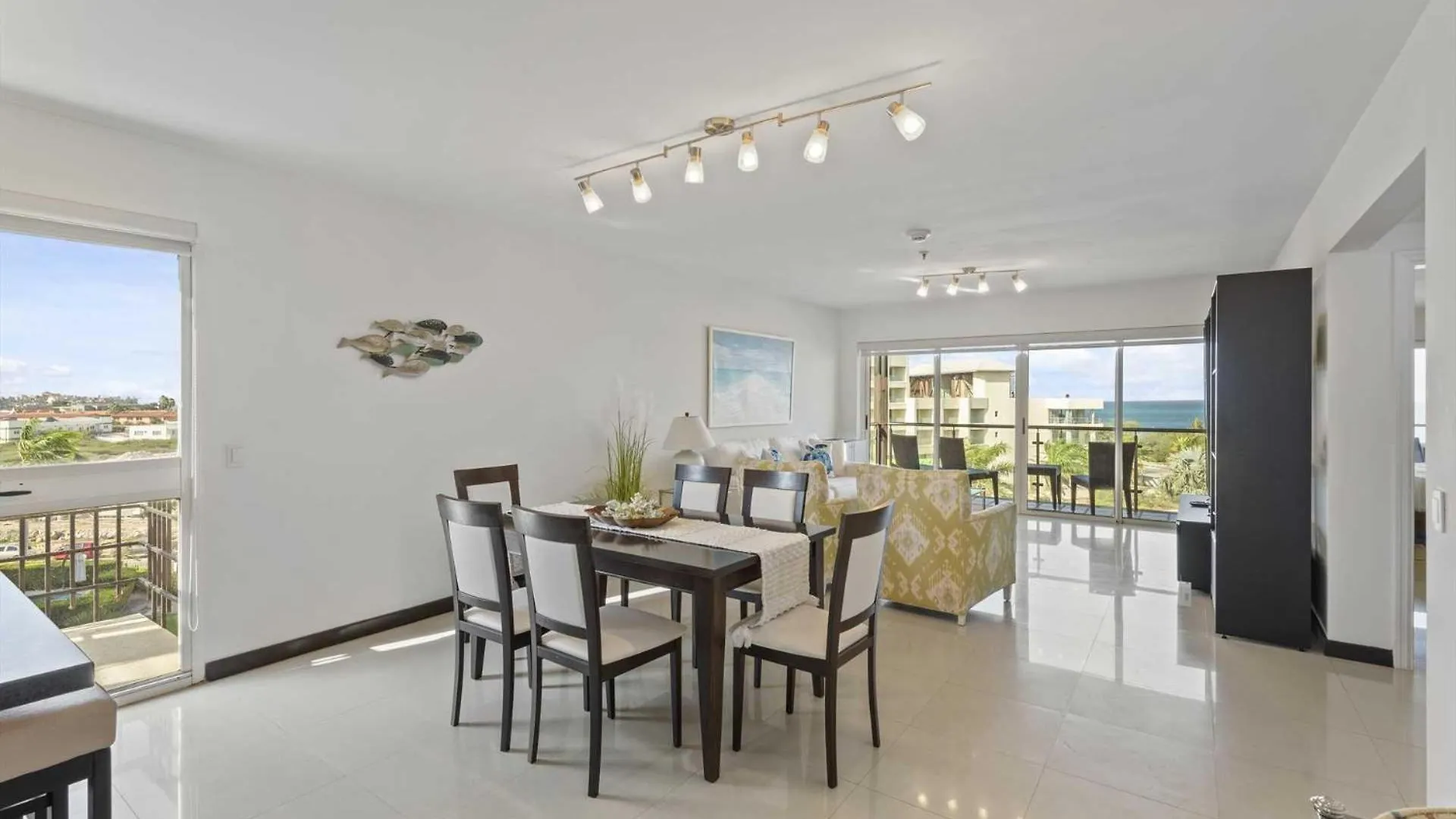 Semesterbostad Beachfront -Bella Vista Penthouse 2Br Condo - E523 Palm Beach