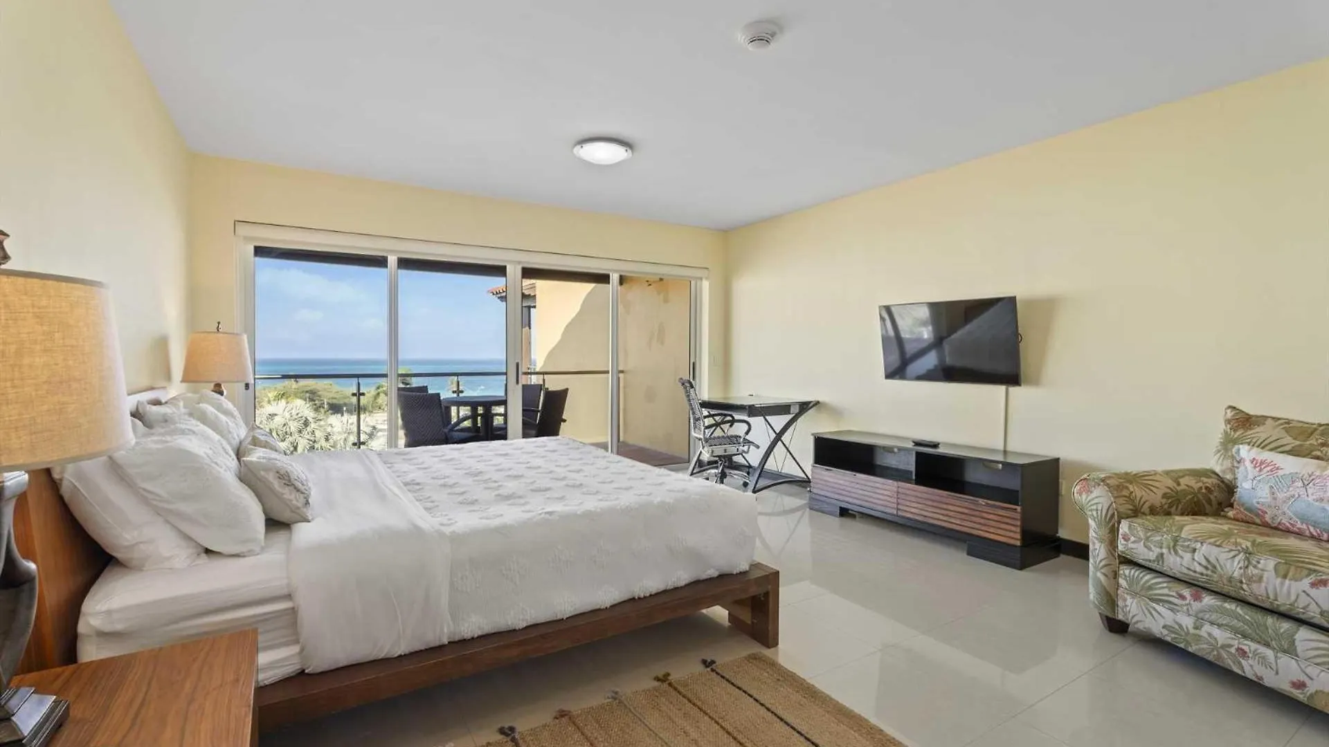 Beachfront -Bella Vista Penthouse 2Br Condo - E523 Palm Beach Semesterbostad