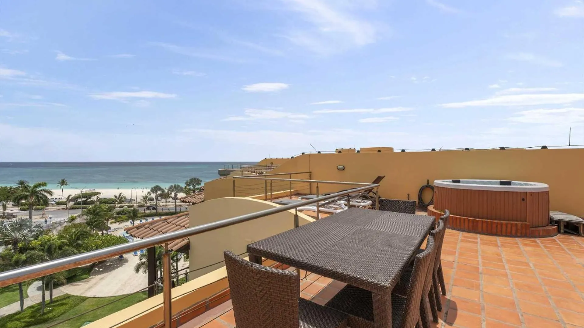 Beachfront -Bella Vista Penthouse 2Br Condo - E523 Palm Beach Semesterbostad