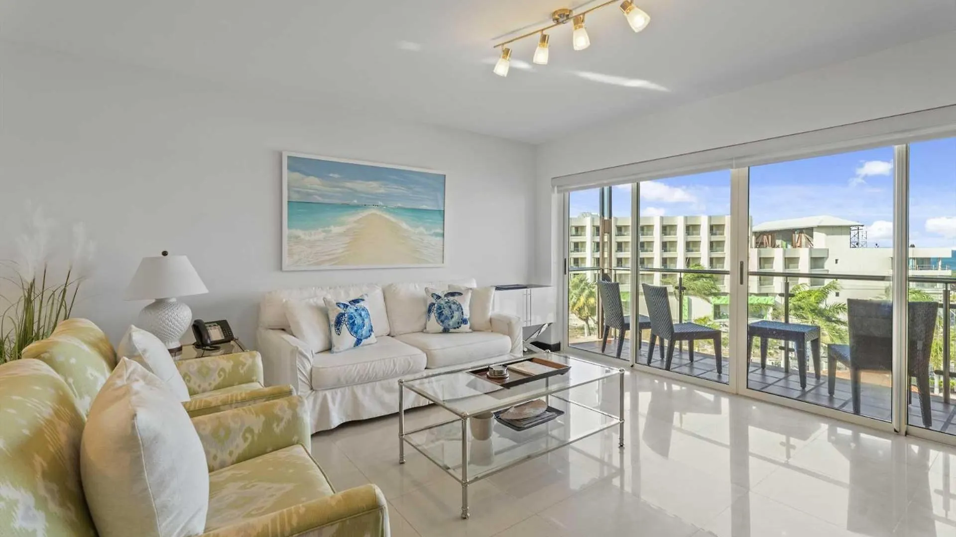 Semesterbostad Beachfront -Bella Vista Penthouse 2Br Condo - E523 Palm Beach