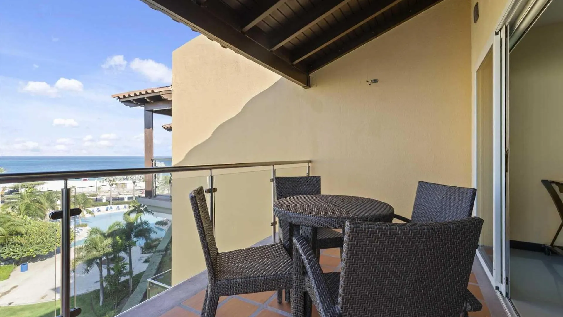 Semesterbostad Beachfront -Bella Vista Penthouse 2Br Condo - E523 Palm Beach Aruba